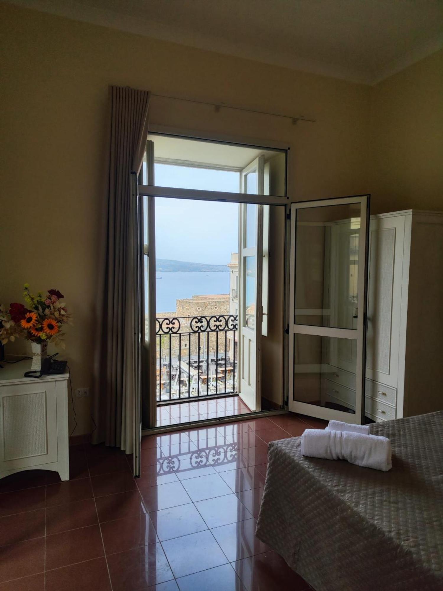Hotel Della Piazza Pizzo  Bagian luar foto
