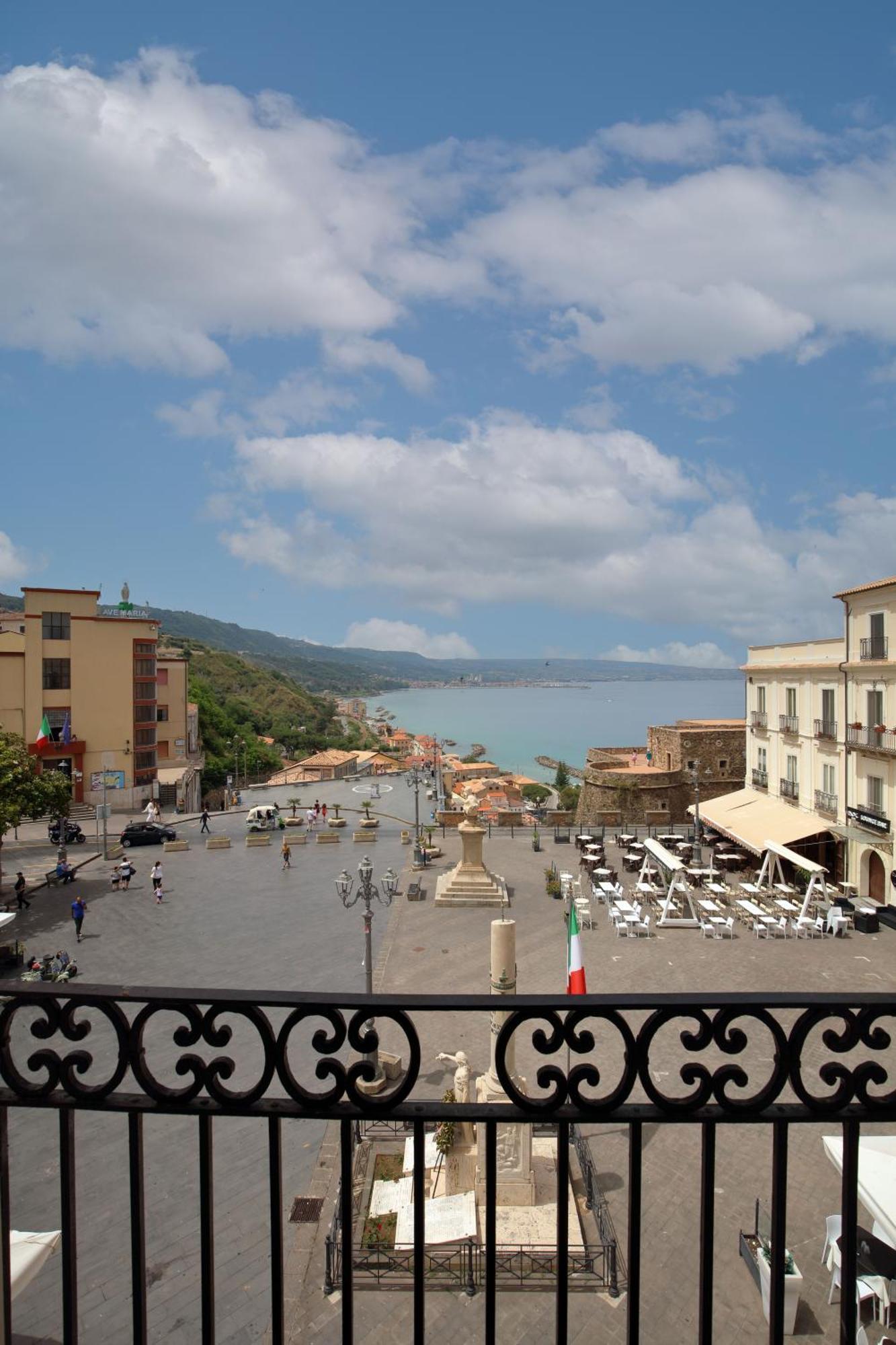 Hotel Della Piazza Pizzo  Bagian luar foto