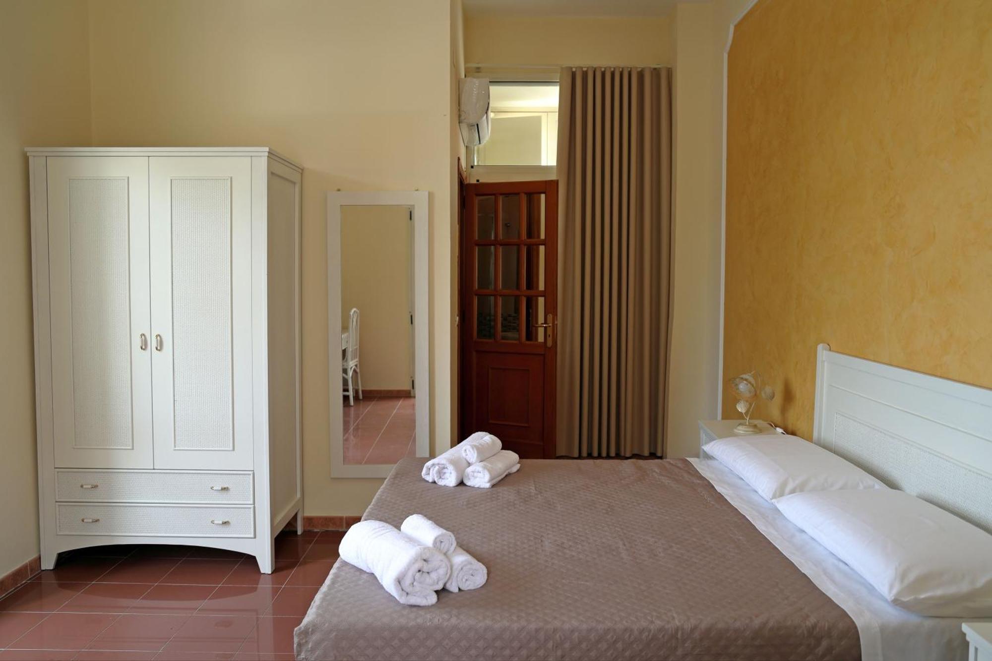 Hotel Della Piazza Pizzo  Bagian luar foto